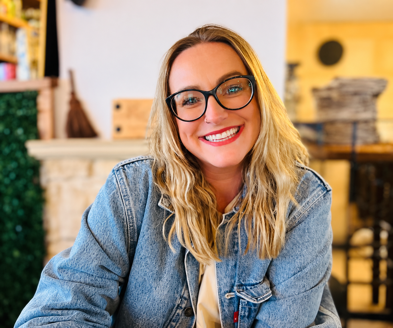 Stefanie Bayrle lächelnd mit schwarzer Brille und Jeansjacke