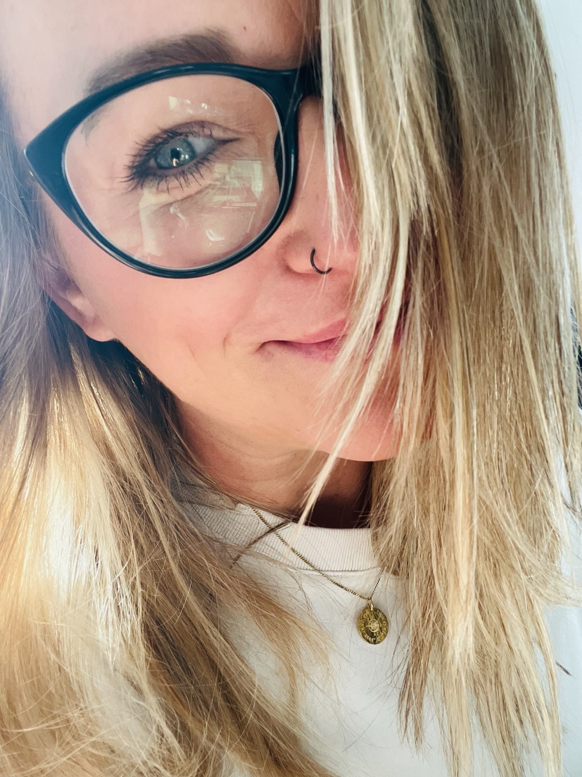 Stefanie Bayrle mit schwarzer Brille